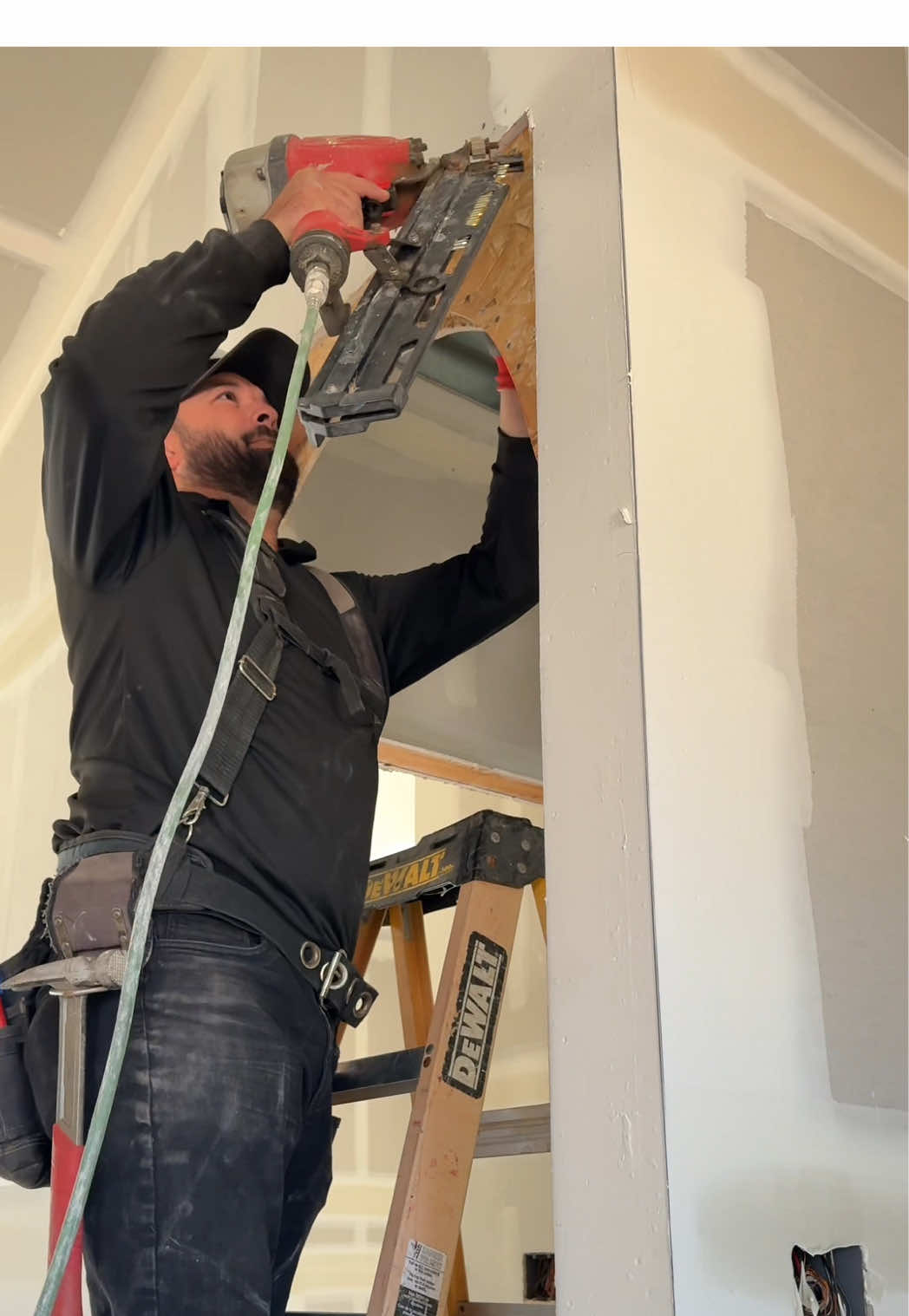 Ya si esta vez no le gusta a la BabyDoll va haber Castigo pero del Bueno 😬😳🤪🤪🤠 Hojalaaa no le Guste 😅😅 #trabajando #sheetrock #arch #arco #texture #working #esposa #wifeylife #chefanivar