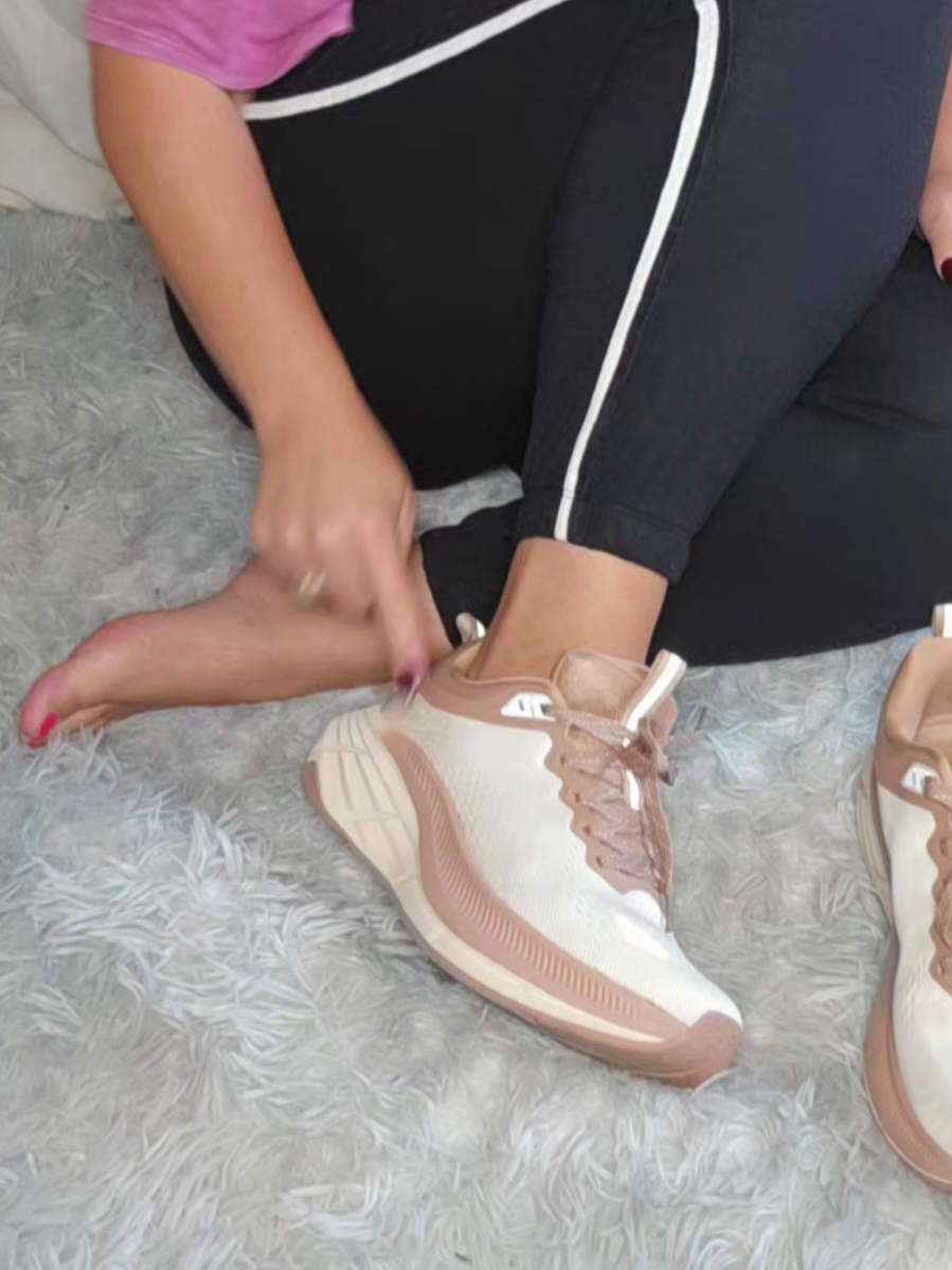 Like walking on a cloud thats held up by a pillow  #womenssneakers #comfortablesneakers #comfyshoes #sneakers #comfortableshoes #allswifit 