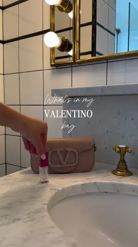 What’s in my bag? Just a full glam moment by @Valentino.Beauty @Valentino @Rebag #valentino #valentinobeauty #rebag #whatsinmybag #fyp #beauty #newyork 