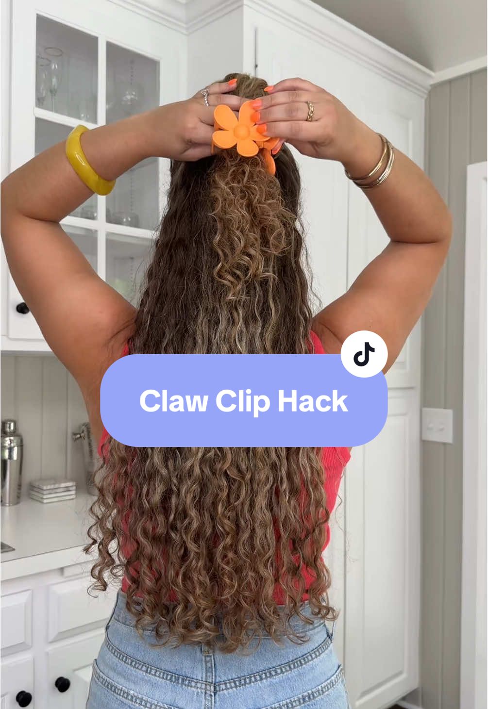Claw clip hack 🌺 easy & cute half up half down hairstyle! #hairtutorial #clawcliphairstyles #easyhairstyle #summerhairstyles #clawcliphack #hairstyleidea 