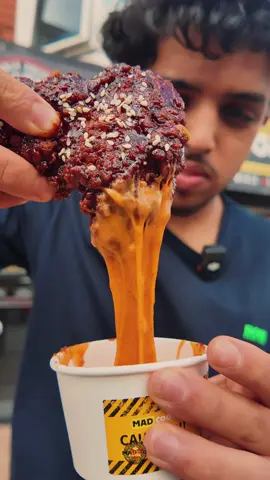 This ain’t your average cheese dip. 🧀🍗 We dunked the wing into our signature house cheese and what came out? A cheese pull so stretchy it deserves its own slow-mo. Golden, gooey, and absolutely disrespectful in the best way. Tag someone who wouldn’t wait for the camera. 👤@u@umarmururajani  #CheesePullGoals #HouseCheeseHit #WingFlex
