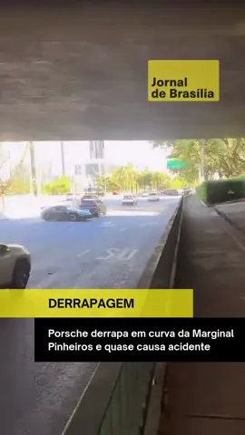 🏎️ Um vídeo que viralizou nas redes sociais mostra um Porsche 911 GT3 em alta velocidade entrando em uma curva da Marginal Pinheiros, na altura da Ponte Engenheiro Roberto Rossi Zuccolo, no bairro Cidade Jardim, em São Paulo. O motorista perde o controle do carro, que derrapa perigosamente e por pouco não colide com outros veículos. 🏃 Segundo o autor da gravação, o condutor fugiu do local logo após a manobra arriscada. Apesar do susto e da gravidade do episódio, não houve registro de feridos. 📹: Reprodução / Créditos: @ronyzadaa (ig) | @myhoodbr #jornaldebrasilia #porsche #derrapagem #marginal #pinheiros