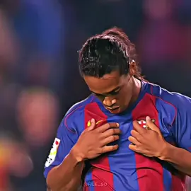 Ronaldinho não jogava futebol — ele fazia mágica. Com um sorriso no rosto e a bola nos pés, encantava o mundo com dribles impossíveis, passes geniais e gols que pareciam saídos de outro planeta. Um gênio que transformou cada jogo em um espetáculo inesquecível.  #ronaldinho #barcelona #milan #football 