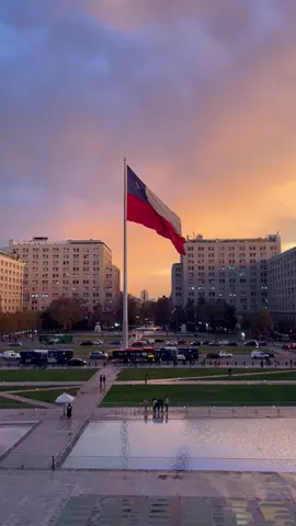 🇨🇱😍 Así se ve la Gran Bandera desde el Palacio de La Moneda.  Hoy conmemoramos el Día de la Bandera Nacional en recuerdo de la Batalla de La Concepción, ocurrida entre el 9 y el 10 de julio de 1882. Ésta corresponde a un combate desigual entre las enormes fuerzas peruanas, compuestas por fuerzas regulares y guerrilleros, contra un pequeño destacamento chileno del Regimiento N°6 de Línea Chacabuco, de 77 personas. Los jóvenes que estaban al mando del capitán Ignacio Carrera Pinto, descendiente de José Miguel Carrera, no se rindieron y enfrentaron a sus enemigos hasta el último soldado. Lo que encontraron los refuerzos chilenos que llegaron a la zona al atardecer del día siguiente, fueron los cuerpos de los soldados y los restos de una bandera hecha girones en la cima de la iglesia incinerada. En 1914 el Presidente Ramón Barros Luco estableció que el Juramento a la Bandera se debía hacer el 10 de julio y, finalmente, en 1974 se definió que la ceremonia se realizara cada 9 de julio.
