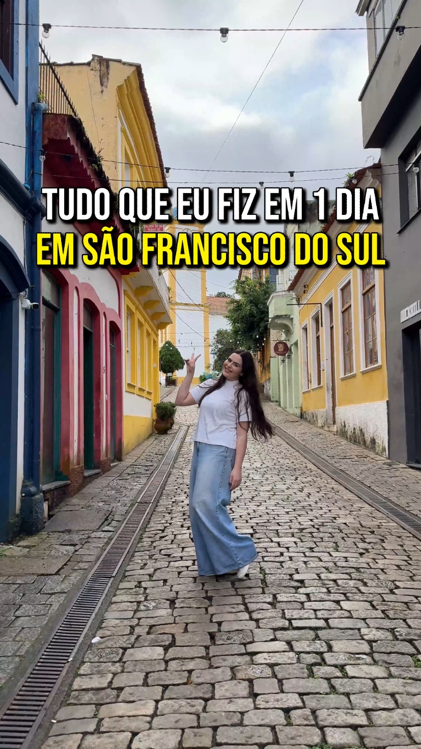 🏖️ 1 dia em São Francisco do Sul! ✨ Nos hospedamos na Pousada das Tartarugas, com hidromassagem, vista linda e pertinho do centro. Visitamos o Mercadão, tiramos fotos nas casinhas coloridas e na igreja matriz, que à noite fica toda iluminada. Passamos pelo Forte Marechal, cheio de história e canhões gigantes. Almoçamos no Tá Na Onda, em frente à Prainha, provamos camarão, alcatra, um drink delicioso e a melhor banana à milanesa da vida!  Curtimos a Prainha, a Praia Grande e finalizamos na Praia da Enseada. À noite, comemos o tradicional pirão com linguiça e demos mais uma volta pelo centro histórico. 👉 Salva esse roteiro e segue a gente para mais dicas de viagem! #SãoFranciscoDoSul #viagem #viajar #destinos #praia #roteiro #ondeviajar 