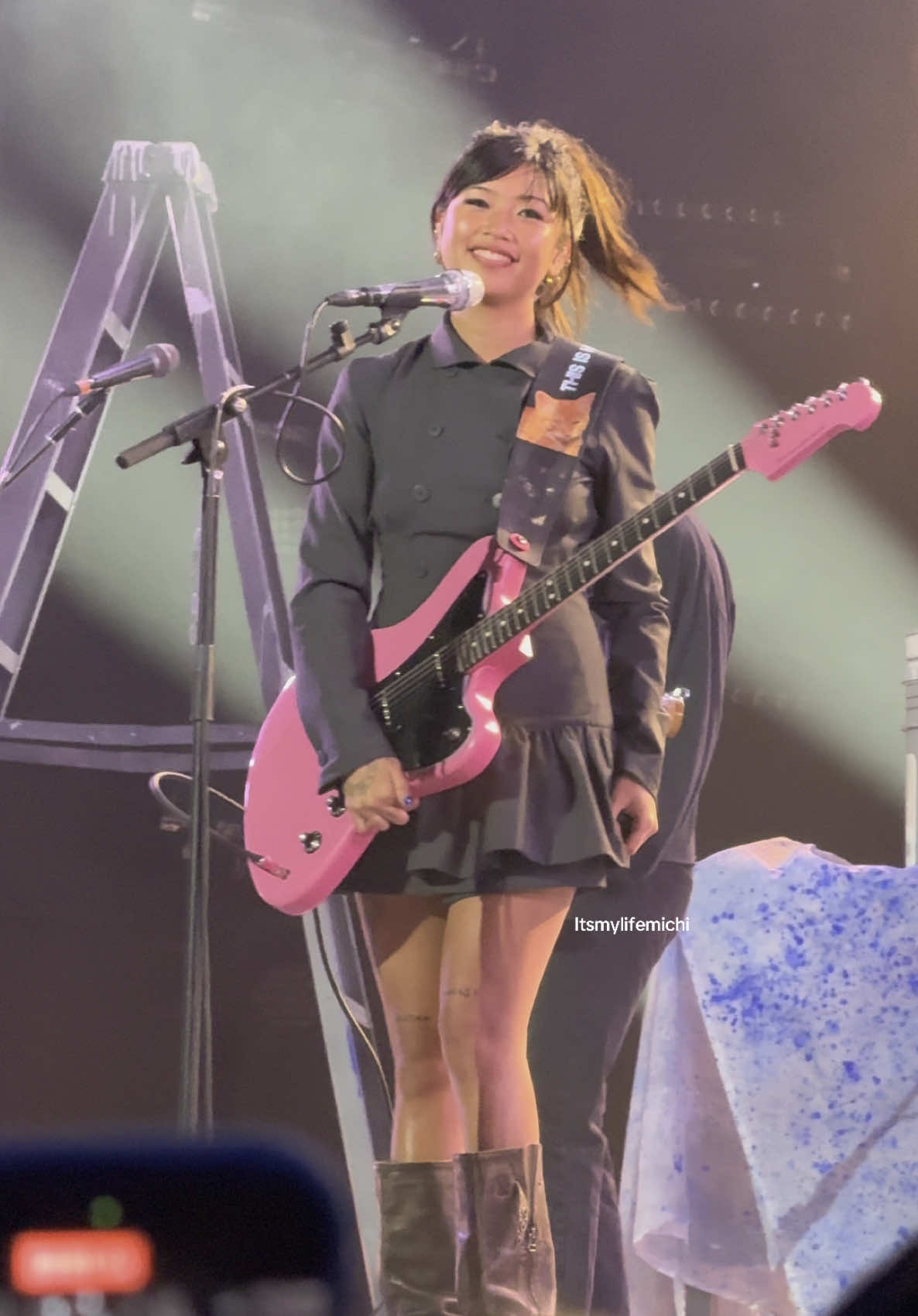 I love me a pink guitar 🎸 🖤 @Beabadoobee #beabadoobee #california #jimmykimmel #fyp #concert 