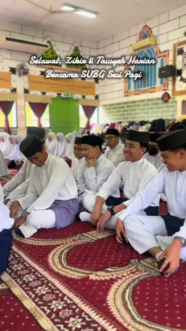 Used to hear @༺𝒜𝒷𝒹𝓊𝓈 𝒮𝒶𝓁𝒶𝓂_737༻ tausyeh through the radio Alhamdulillah, now listening live at school. Allahumma solli 'ala Sayyidina Muhammad ﷺ