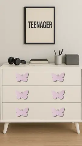 🎥✨ Transforme seus móveis com um simples detalhe: puxadores de borboleta! 🦋 Tem rosa, lilás, branco e preto pra combinar com qualquer estilo de quarto — do delicado ao moderno! 💕 🎯 Fácil de instalar 🎨 Várias cores lindas 💡 Perfeito pra dar aquele up na decoração! Qual cor é a sua cara? Comenta aí! 👇 #DecorCriativa #PuxadoresFofos #QuartoPersonalizado #DiyDecoração #TransformeSeuEspaço