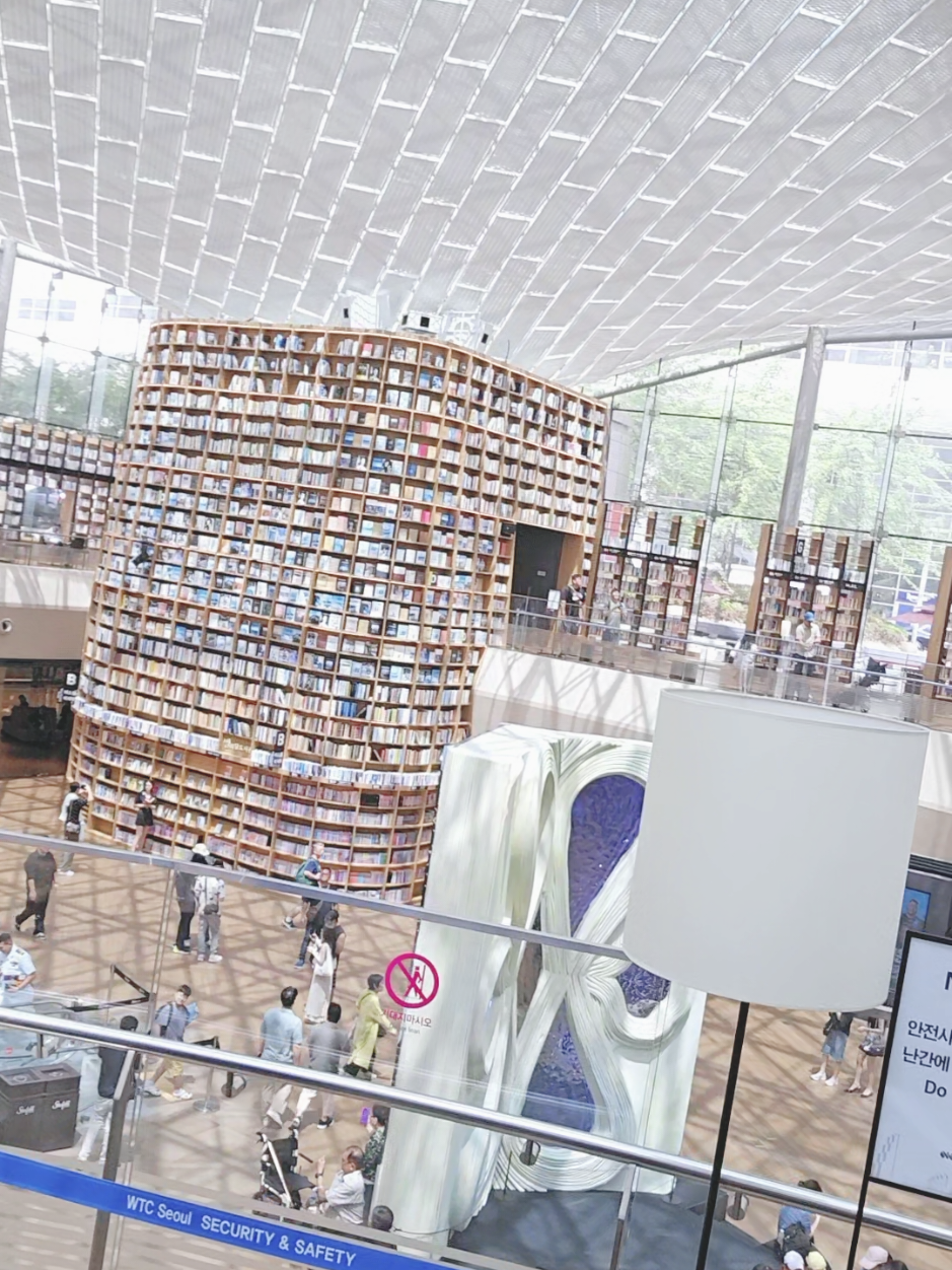 Salam sehat selalu untuk semuanya. Setelah 5 hari di gembleng dalam pelatihan Taekwondo di Kukkiwon, Seoul..akhirnya bisa explore seoul dulu sebelum kembali ke Indonesia. This it The Coex Mall, salah satu ikon mall di Seoul yang penuh perpustakaan didalamnya. Anyongohaseou