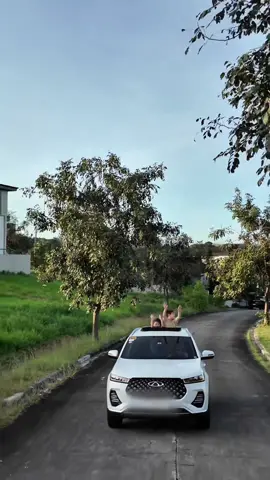 My kids are obsessed with the sunroof!  Laughter, sunlight, and Momo riding along in our Chery Tiggo 7 Pro ❤️ (Don’t worry — ates were holding them the whole time!) 😉 @cheryautophilippines  @Chery Auto Philippines  