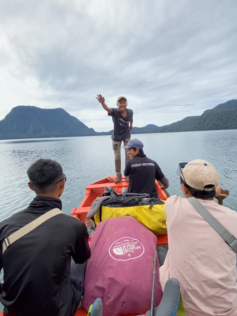 Pacu Jalur Versi Danau Gunung Tujuh 😆 #danaugunung7kerinci #danaugunungtujuh #danaugunung7 #kerinci #tnks #tamannasionalkerinciseblat #pacujalur 
