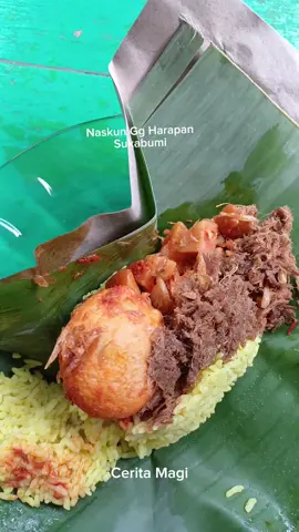 Nasi kuning Gg Harapan Sukabumi. Jajan yuk 😊. Salah satu pilihan sarapan kalo ke Sukabumi jangan lupa beli nasi kuning di Gg Harapan. Menurut Magi ini enak banget, isinya ada Telor Belado, Gepuk, Tempe orek, sambel goreng kentang. Ketika itu masih ada lebih 2 bungkus yang belum dimakan. Beli pagi, dimakan malem. Semuanya baik-baik aja. Rasa masih sama seperti ketika makan sarapan 👍 #CeritaMagi #NasikuningGgHarapan #KulinerSukabumi #IdesarapandiSukabumi #JajandiSukabumi