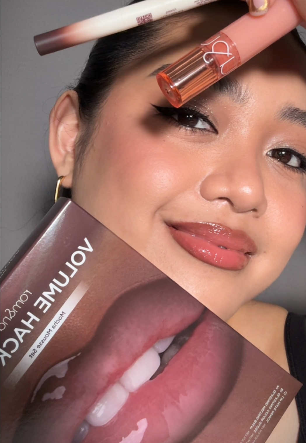 @Rom&nd US @롬앤 romand does it again! They just came out with this volume hack trio set that will give you the juiciest, most kissable lips 💋 PS: Last time I checked, this set is going for only ~$20!! Such a great deal 😍 #romand #lipcombo #mochamousse #lipgloss #lipliner #lipbalm #glossylips #kbeauty #makeup #juicylips #brownlipcombo #lippies #fyp 