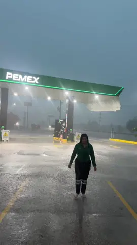 #humor #lluvia #gasolina jajajaja 