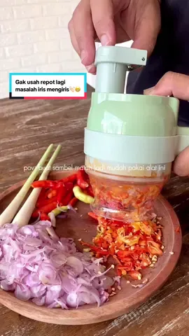Replying to @ibunyaaskha ini ya kak alat ngiris bawang dan kawan-kawannya👌🏻😁 1 alat udah punya 4 fungsi nih kak, Bisa jadi Mini Chopper, Untuk Mengiris, nyuci Wastafel dan bisa Ngupas buah/sayur juga👏🏻 Yang suka masak tapi suka rempong ngiris2 bumbunya, wajib punya alat satu ini! 👌🏻😁 #chefsenyap #cintadalamrasa #lovelanguange #lovelanguagesuami #suamisukamasak #suamisukamasakinistri #masakinistri #suamihobimasak #suamihobbymasak #alatpemotongbawang #alatpemotongcabe #alatmitongbawang #alatngirisportable #alatngirisbawang #alatngirispraktis #alatngirisbumbu 