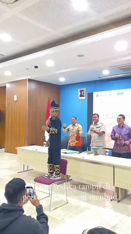 Rayyan Arkan Dikha, Anak Tari Jalur Tuah Khogi Dubalang Ghajo Desa Pintu Gobang Kari, Kacamatan Kuantan Tengah yang viral di seluruh Dunia dengan Hastag #aurafarming akhirnya bertemu dengan Menteri Kebudayaan (Menbud) RI, Fadli Zon di Jakarta. Dikha yang terlihat menggunakan busana Melayu Kuansing itu, didampingi langsung Bupati Kuansing Dr H Suhardiman Amby MM bersama Kepala Dinas Kebudayaan dan Pariwisata (Budpar) Kuansing Drs. Azhar, MM. Dalam pertemuan itu, Menteri Kebudayaan RI, Fadli Zon memberikan apresiasi yang luar biasa yang sudah membuat kultur asal Kabupaten Kuansing, Riau dan Indonesia itu dikenal luas mancanegara hingga viral. Dia melihat pacu jalur memang unik. #pacujalurkuantansingingi #viral #Aurafarming #pacujalurmenyapadunia 