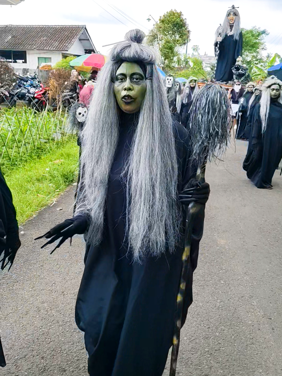 Barisan Karnaval tema mak lampir #karnaval #arakarakan #pawai #kostum #kostumkarnaval #karnavallucu #ogohogoh 