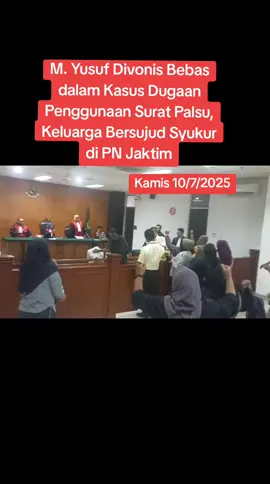M. Yusuf Divonis Bebas dalam Kasus Dugaan Penggunaan Surat Palsu, Keluarga Bersujud Syukur di PN Jaktim Jakarta, Wartapembaruan.co.id – M. Yusuf, terdakwa dalam kasus dugaan penggunaan surat palsu dengan Pasal 263 ayat (2) KUHP, dinyatakan tidak terbukti secara sah melakukan perbuatan tersebut oleh Majelis Hakim Pengadilan Negeri Jakarta Timur (PN Jaktim) pada Kamis, 10 Juli 2025. Putusan ini disambut haru dan syukur oleh keluarga ahli waris yang hadir di ruang persidangan. Dalam sidang yang dipimpin oleh Ketua Majelis Hakim Kristina Endarwati, S.H., M.H., bersama dua hakim anggota, Rizky Mubarok, S.H., M.H., dan Sri Hartati S.H., M.H., nota putusan dibacakan dengan seksama. Sebelumnya, Jaksa Penuntut Umum (JPU) Yerich Mihda, S.H., M.H., menuntut M. Yusuf dengan pidana penjara selama 4 tahun. Pasal 263 ayat (2) KUHP sendiri menegaskan bahwa ancaman pidana berlaku bagi siapa pun yang secara sengaja menggunakan surat palsu seolah-olah asli, jika penggunaannya dapat menimbulkan kerugian. Namun, setelah melalui serangkaian persidangan dan pertimbangan, Majelis Hakim memutuskan bahwa bukti yang diajukan tidak cukup kuat untuk membuktikan dakwaan terhadap M. Yusuf. Begitu hakim selesai membacakan putusan bebas, suasana haru langsung menyelimuti ruang sidang. Keluarga ahli waris yang selama ini mendampingi M. Yusuf, sontak bersujud syukur dan mengumandangkan takbir sebagai ungkapan kegembiraan atas vonis bebas ini.#fyp #viral 