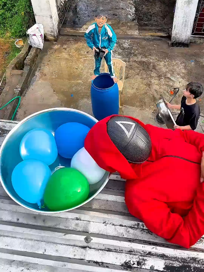 water Balloon raining 😂 challenge with brother 🥶#fyp #ballons #fun #shorts #ballonshorts #funnytiktok #challange #entertainment #waterballoon 