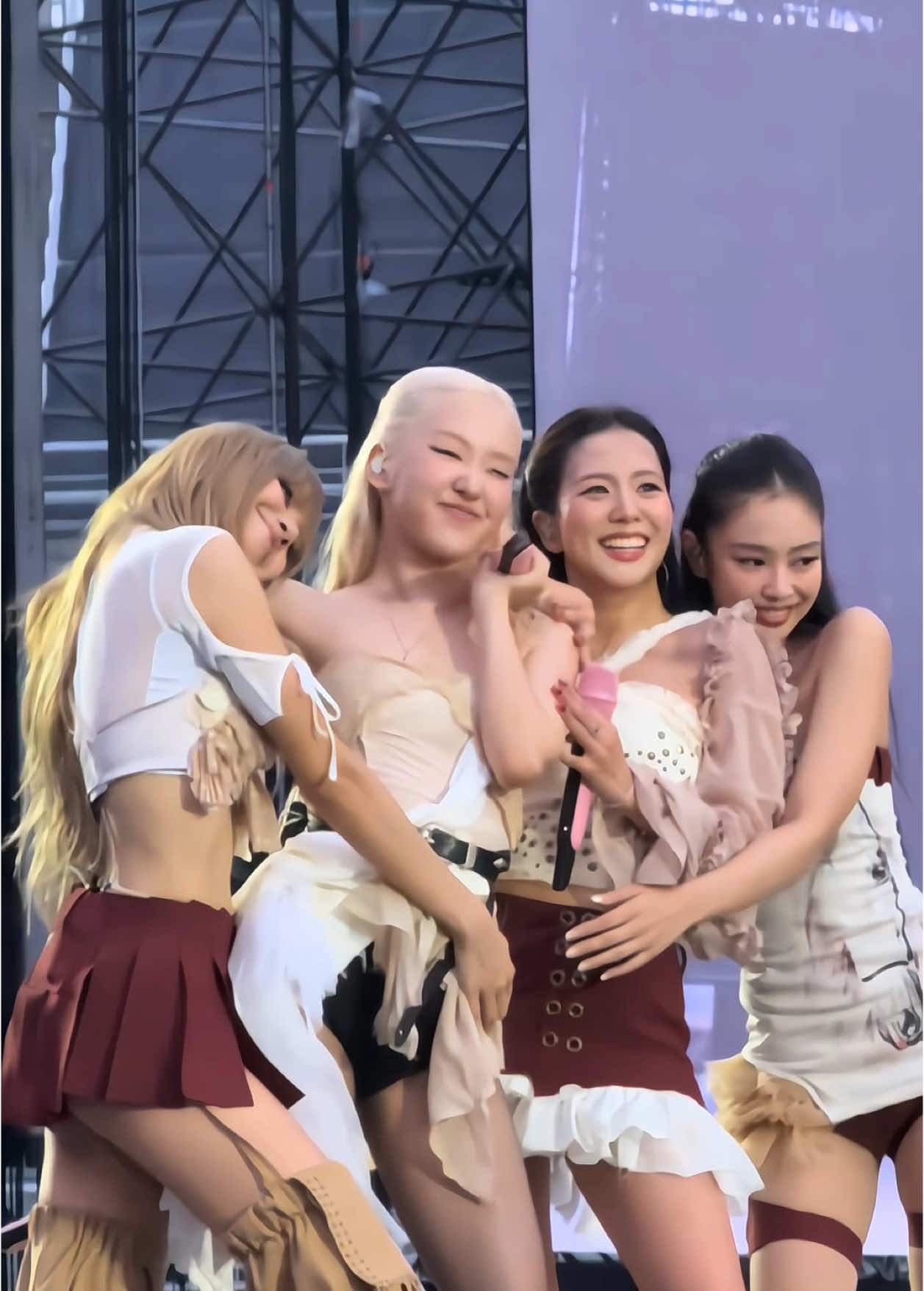 so sweet💞💘 #blackpink #concert #blackpinkconcert #worldtour #blackpinkworldtour #DEADLINE #ROSÉ #LISA #JENNIE #JISOO #KPOP #kpopfyp #fyp #foryou #foryoupage #viral 