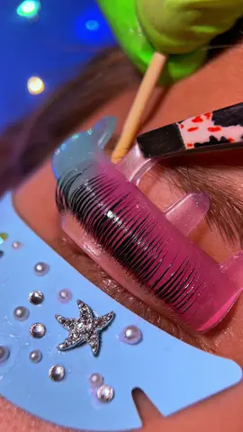 Laminazione ciglia con i miei bigodini preferiti al giorno di oggi, guardate che ricciolino perfetto viene fuori 💜💛🩷 #corsilaminazioneciglia #laminazioneciglia #lashlifting #lamimaker #lashaddict #lashtutorial #perfectlashes #corsilaminazioneonline 