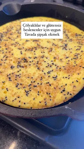 🫓 Tavada Glutensiz Mısır Ekmeği (Çölyaklılar ve glutensiz beslenenler için uygun) 4 eşit parçaya bölündüğünde yaklaşık 140 kalori  🌿 Malzemeler: 	•	2 adet yumurta 	•	1 çay bardağı yoğurt (yaklaşık 100 ml) 	•	2 yemek kaşığı zeytinyağı (yaklaşık 20 ml) 	•	1 çay bardağı mısır unu (yaklaşık 60 g) 	•	1 çay kaşığı tuz 	•	Yarım çay kaşığı karbonat 	•	5-6 damla limon (karbonatı köpürtmek için) Dilersen karışıma lor, peynir ekleyebilir ya da tavaya susam serpebilirsin. ⸻ 👩‍🍳 Hazırlanışı: 	1.	Yumurtaları bir kaba kır, üzerine yoğurt ve zeytinyağını ekle. 	2.	Karbonatı limonla köpürtüp ekle. 	3.	Mısır unu ve tuzu da koyup güzelce karıştır. 	4.	Yağlanmış tavaya karışımı dök. 	5.	Kısık ateşte, kapağı kapalı şekilde pişir. Üstü göz göz olunca çevir. 	6.	Her iki tarafı da güzelce pişince tavadan al, dilimle ve afiyetle ye! #glutenfree #glutensizbeslenme #glutenfreerecipes #glutenfreebread #healty #healthylifestyle #healthyliving #keşfet #keşfetteyizzz #keşfetedüş 