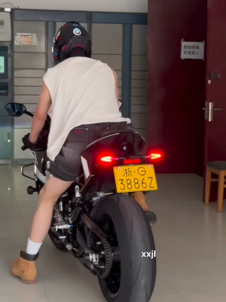 10.9.2025 Hôm nay Đại ka lại tự lái mô tô đi làm, không phải xe mình nhưng vẫn dán sticker cá mập giận dữ =))) #hàdữ   #tieuhoaung #BLOSSOMSOFPOWER #Heyu #何与 #xuhuongtiktok #xuhuong 