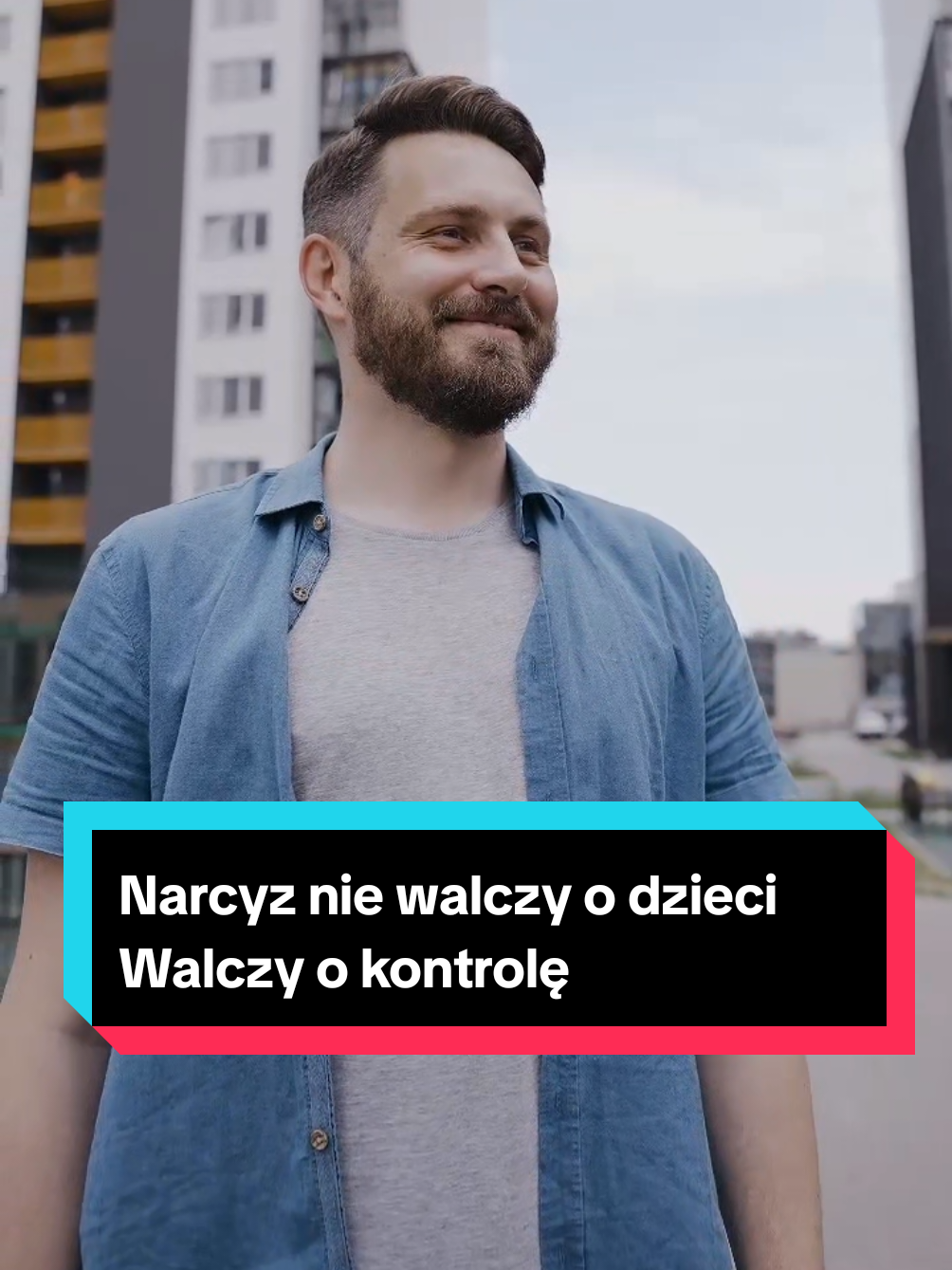 Narcyz nie kocha — on kontroluje. Za zamkniętymi drzwiami zostaje prawda, którą nikt nie chce widzieć. Ten film jest dla tych, którzy żyją w cieniu kogoś, kto gra rolę idealnego rodzica tylko na pokaz. Jeśli to znasz — nie jesteś sam/a. 💔 #Narcyz #toksycznarodzina  #Psychologia #uzdrowienie  #Trauma #Gaslighting #związek #Dzieci #zdrowiepsychiczne  #prawda #przemocdomowa #świadomość 