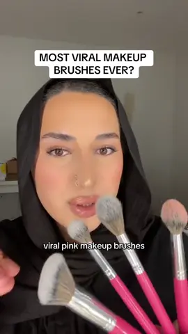 Most viral makeup brushes ever. The pink handle says it all! #glamraider #makeupbrushes #peachesandcream #viralmakeupbrushes 