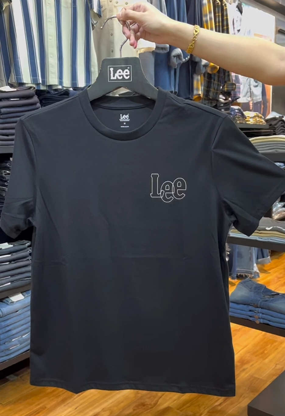 สีดำลายโลโก้ มุม อก ซ้าย  ##lee##leethailand##leejeans##leejeansthailand##leejeansth##leeแท้##LeeJeansTH##Leepink#ยีนส์Leeดีในแบบคุณ #เสื้อยืด##เสื้อ#เสื้อผู้ชายเสื้อสีดำ#เสื้อโลโก้#เสื้อคอกลม#เสื้อแขนสั้น#เสื้อคอกลมแขนสั้น#เสื้อแขนสั้นคอกลม#เสื้อสายบ#เนื้อผ้าใส่สบาย#เสื้อผ้าผู้ชาย#เสื้อผ้าผู้หญิง#ใส่ได้ทั้งหญิงและชาย#เสื้อหล่อ#เสื้อเท่ห์#วัยรุ่น#วัยเรียน#วัยทำงาน#วัยผู้ใหญ่ #เสื้อยืดผู้ชาย#เสื้อยืดผู้หญิง#เสื้อยืดใส่สบาย#เปิดการมองเห็น ##สีดํา##ตรงปก##ตรงปกไม่จกตา##ถ่ายจากสินค้าจริง##ไวรัล##ไวรัลมาแรง##มาแรงในตอนนี้##เพลงใหม่##เพลงใหม่มาแรง##เพลงใหม่ล่าสุด