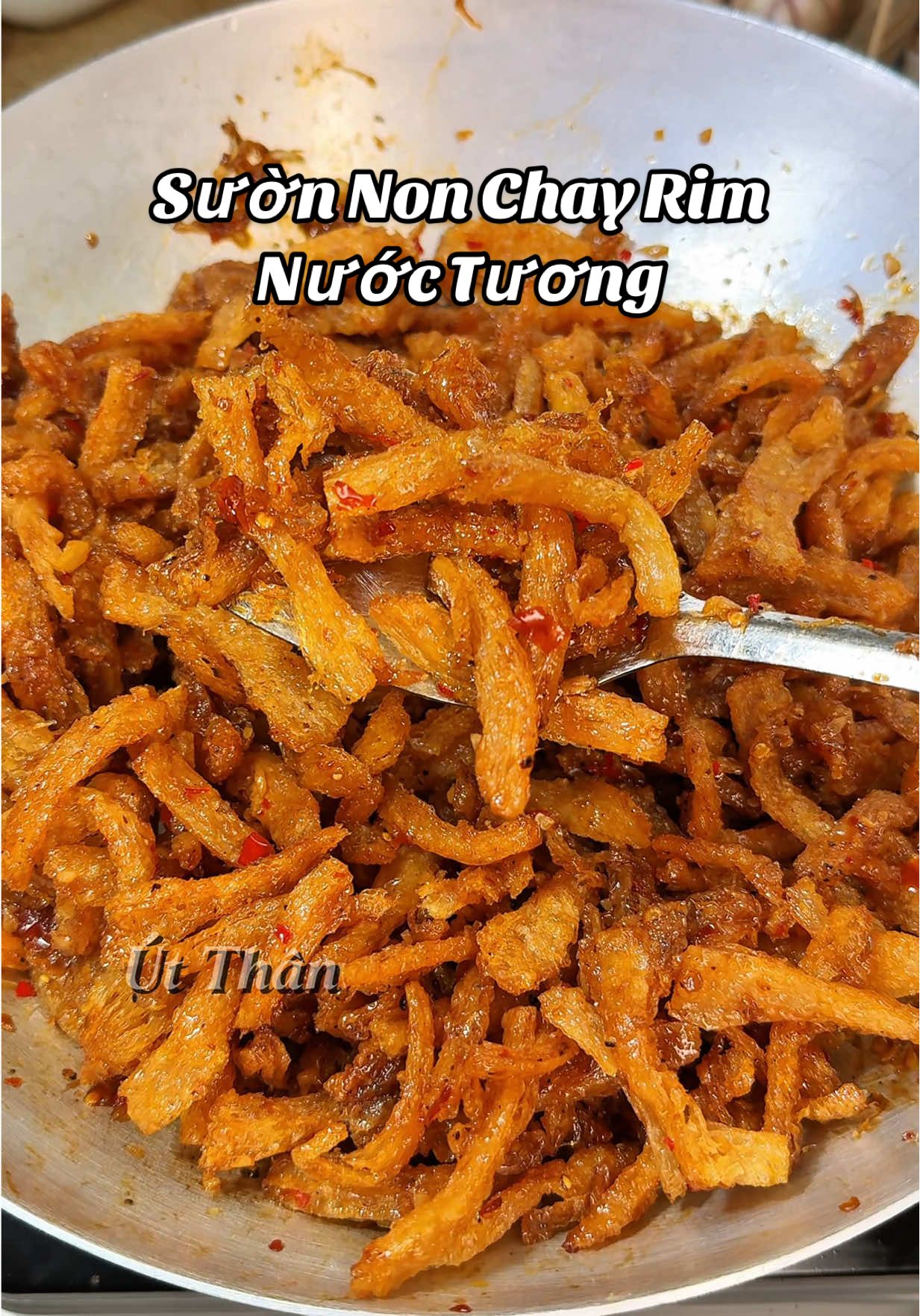 Miếng nào cũng giòn thơm, vị mặn ngọt bám đều. Làm sẵn để hũ, lúc lười lấy ra ăn cơm nguội cũng ngon quên lối về 😋 #suonnonchay #anchay #monngonmoingay #amthuc #comnha #naucungtiktok #LearnOnTikTok #xuhuongtiktok #homnayangi #suonnonchay  