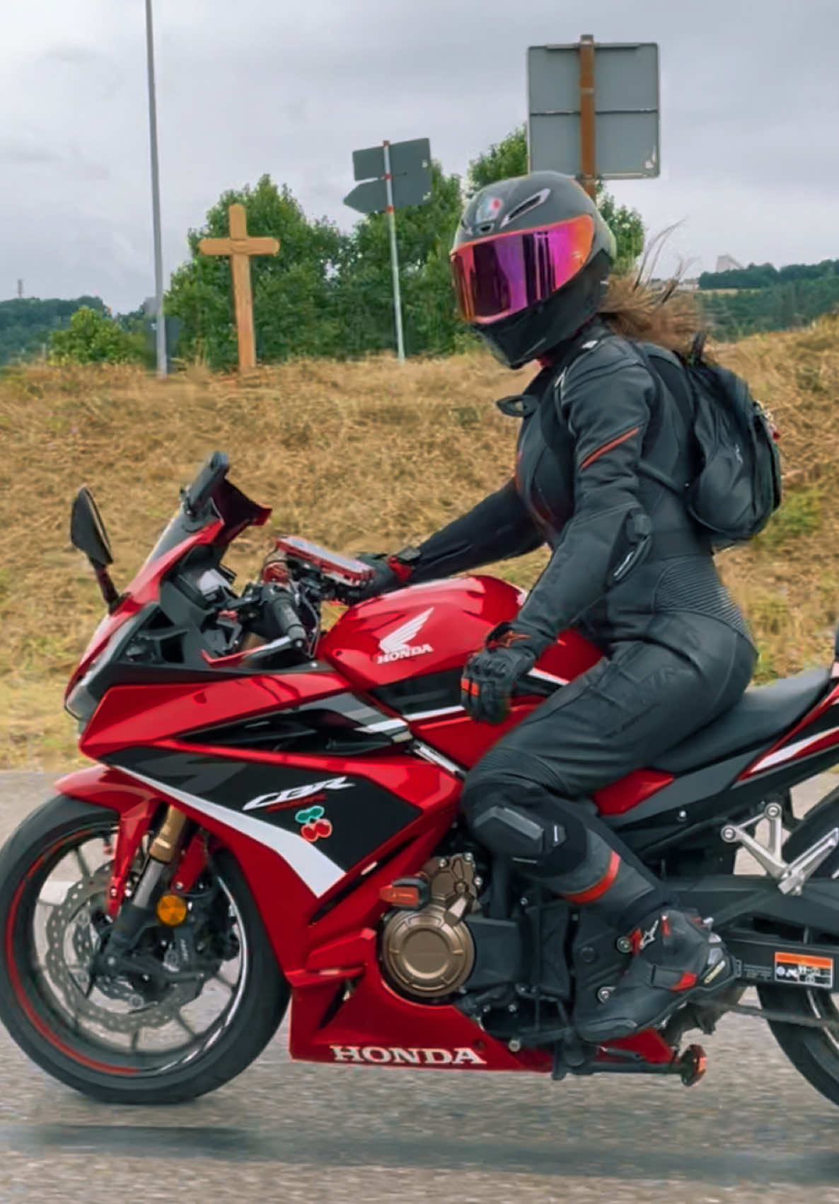 Summer vibes 🥰✌️☀️🫶💯🏍️❤️🍒💕🦸‍♀️❤️‍🔥 #bikergirl #biketok #bikelife #foryou #fyp #summervibes #zicherrymoto #tranding #motogirl #motorcycle #cbr #ride 