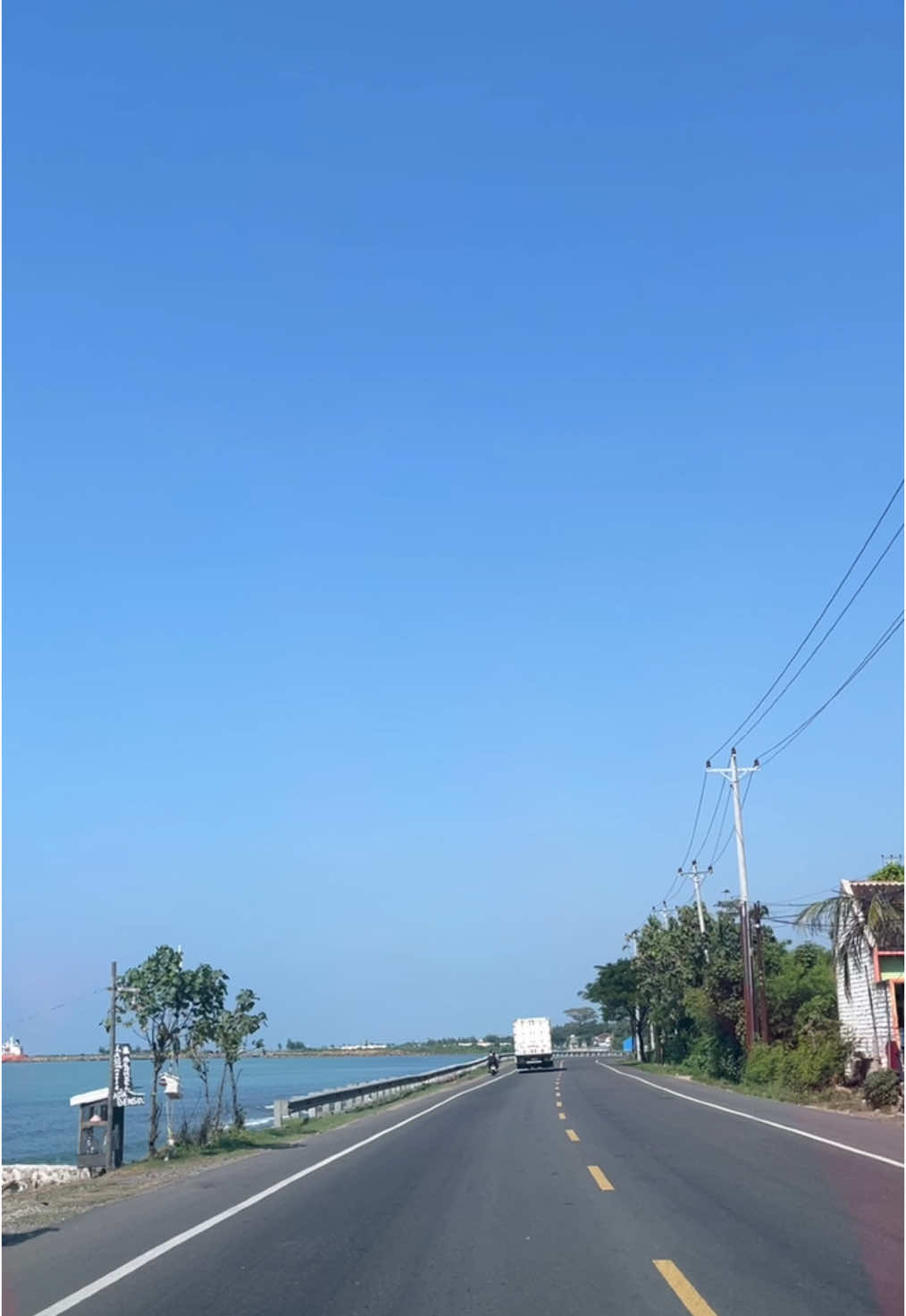 Salah satu pemandangan terbaik saat melintasi jalur Pantura Rembang #pantura #rembang #lasem #sluke #tuban #jalanjalan #pedesaan #pantai #wisatarembang #rembang24jam #fyp #trending #viral