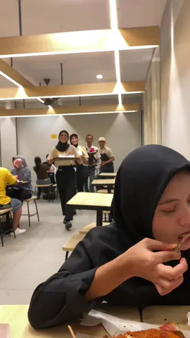 terimakasih sudah merayakan diriku🤍🤍                              #richesse #happybirthday #birthdaygirl #fyp #xyzbca 