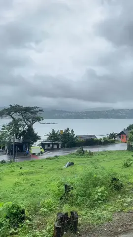 🌬️🍃🌧️ #kotaambon #ambon #ambonmanise #ambonmaluku #melanesia #pemandangan #hujan #lewatberanda #fypage #fypdong 