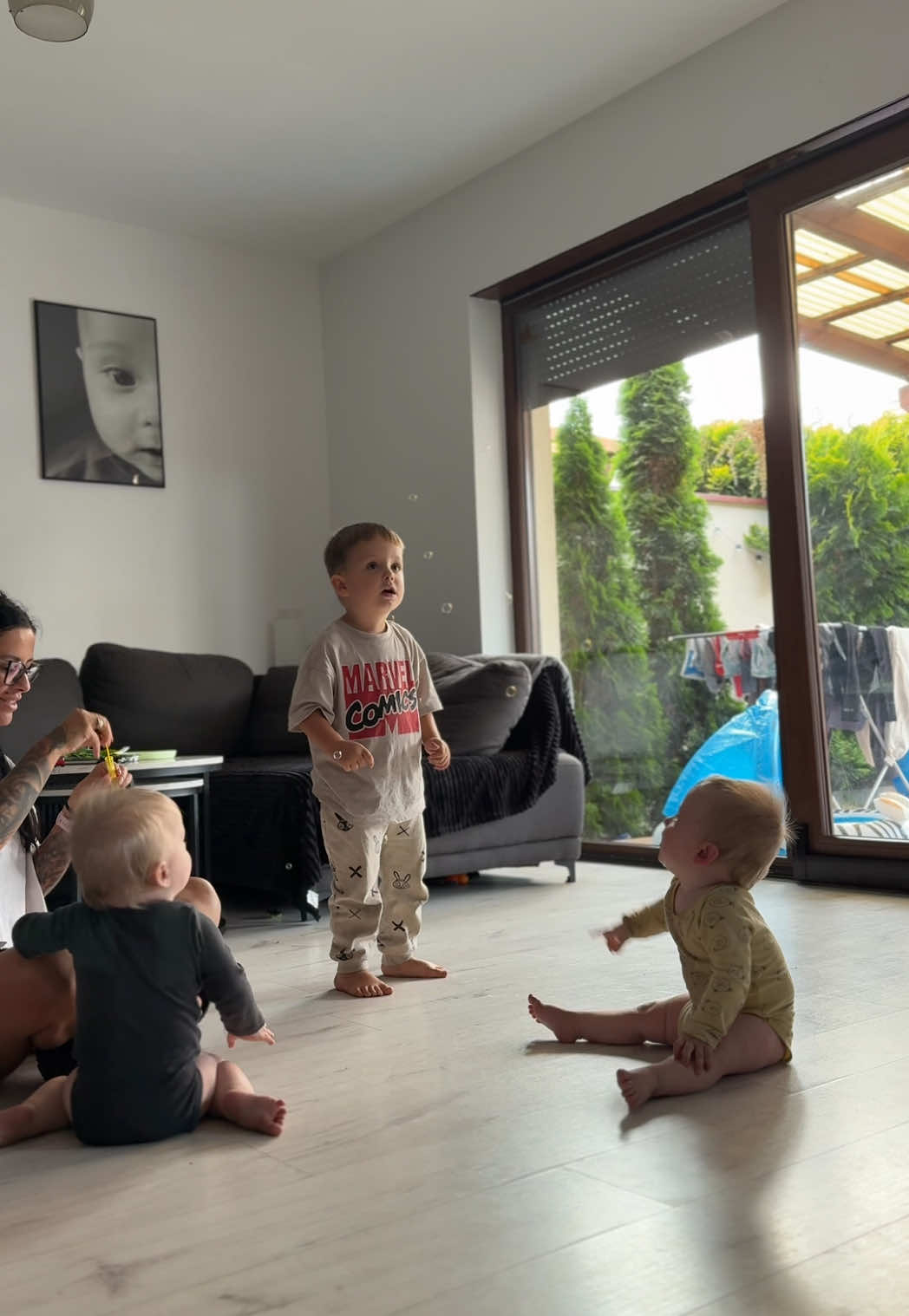 3 dzieci, 2 ręce, 0 spokoju 😅 Proste zabawy, szybkie rozwiązania – da się żyć! 💪🏼☺️  #bliźniaki #trzylatek #zabawyzdziećmi #mamacodzienność #monlife  #macierzyństwo #momtok #dzieciaki #foru #viral #fyp #twins #moments #familytime 