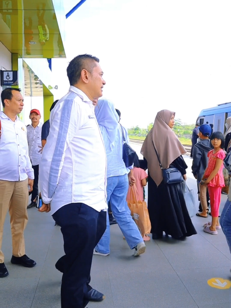 Kepala Dinas Perhubungan Sulawesi Selatan Bapak Andi Erwin Terwo didampingi Kepala Bidang Angkutan Jalan Bapak Setyawan Dwiharto Sutrisno mengunjungi Stasiun Kereta Api Mandai, Rabu, 9 Juli 2025 Kunjungan ini dalam rangka mengecek lokasi tujuan Trans SulSel Koridor 2 rute Kampus UNHAS Tamalanrea - Stasiun Mandai  Kepala Dinas Perhubungan dan rombongan diterima langsung oleh Kepala Stasiun Mandai Bapak Indra KS. #dishubprovsulsel #sulselprov #pemprovsulsel #gubernursulawesiselatan #andisudirmansulaiman #wakilgubernursulawesiselatan #fatmawatirusdi #andierwinterwo #sulawesiselatan  #asnkolaboratif  #sulselterkoneksi 