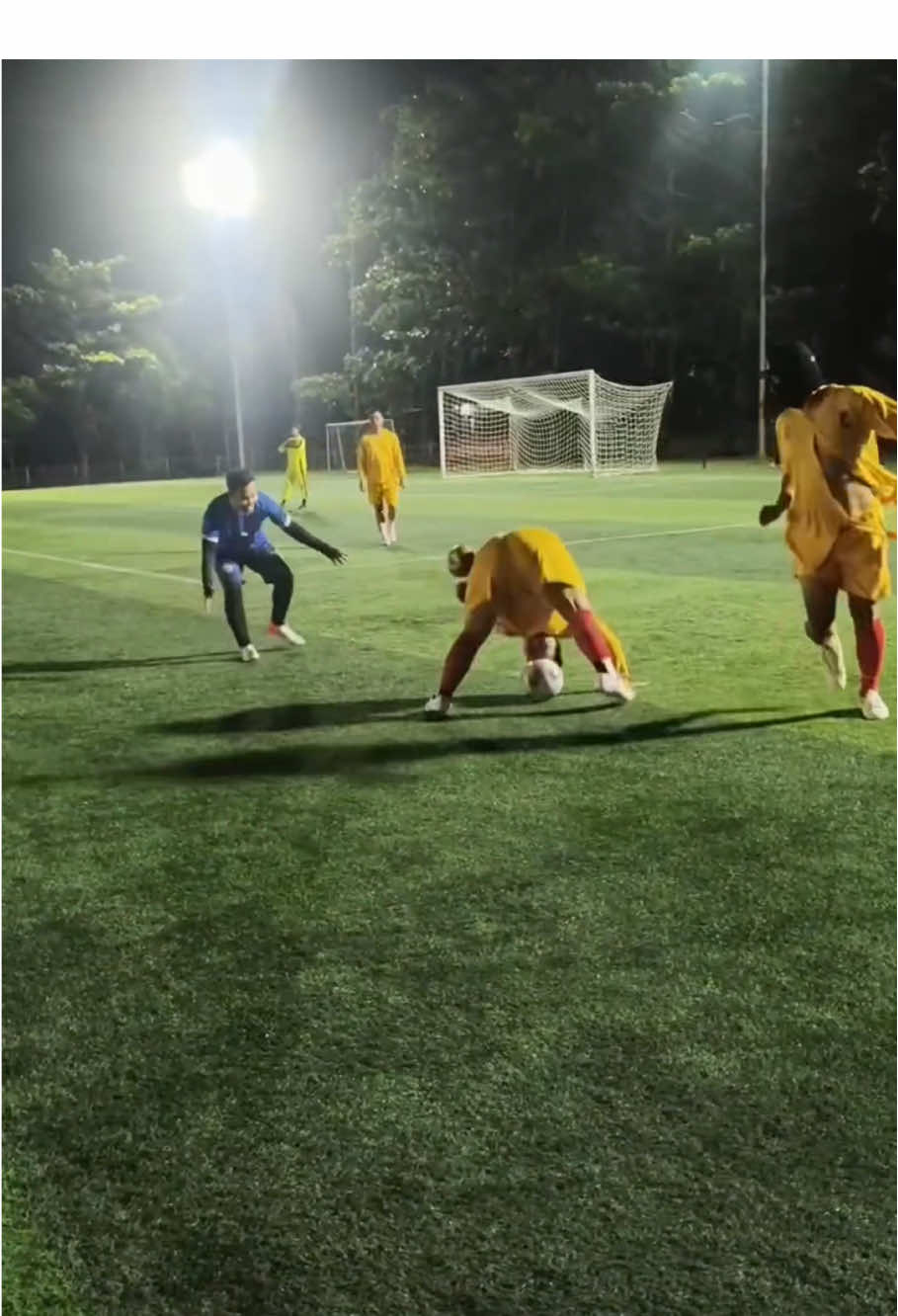 Funny football #funnyvideos #usaus #jumscare #prankscare #foryou #scarescam #funny #funnytiktok #prankdoll #prank #possessed 