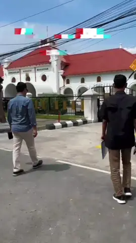 Menghadiri Persidangan 