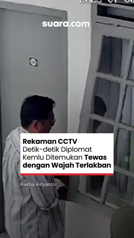 Hingga saat ini pihak kepolisian masih menyelidiki penyebab kematian ADP (39), seorang diplomat Kemlu yang ditemukan tewas di indekos dengan wajah terlilit lakban. Korban ditemukan tewas di indekosnya pada Selasa (8/7) pagi. Polisi menyebut area kos korban tidak gampang dimasuki sembarang orang sebab menggunakan sistem smart lock. Dari keterangan saksi yang diperiksa polisi, korban sempat bertemu penjaga kos pada malam sebelum tewas. ADP disebut memesan makanan lewat ojol. Ia lalu makan seperti biasa di sebuah ruang makan indekos. #kemlu #diplomat #tewas #lakban #diplomatkemlu #diplomattewas #cctv #rekamancctv #kriminal #beritavideo #news #suara