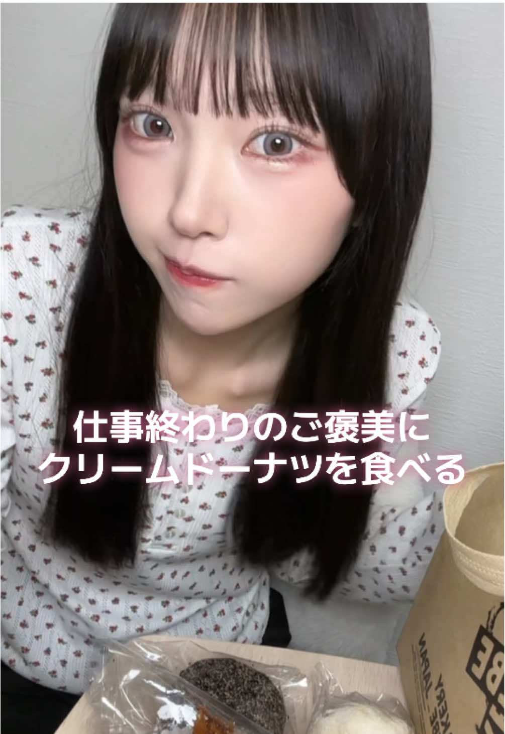 レトロホラーアイドルなので深夜に食べるのも怖くないよ #美雨 #ファントムシータ #食べる #モッパン #ドーナツ #スイーツ #おすすめ 