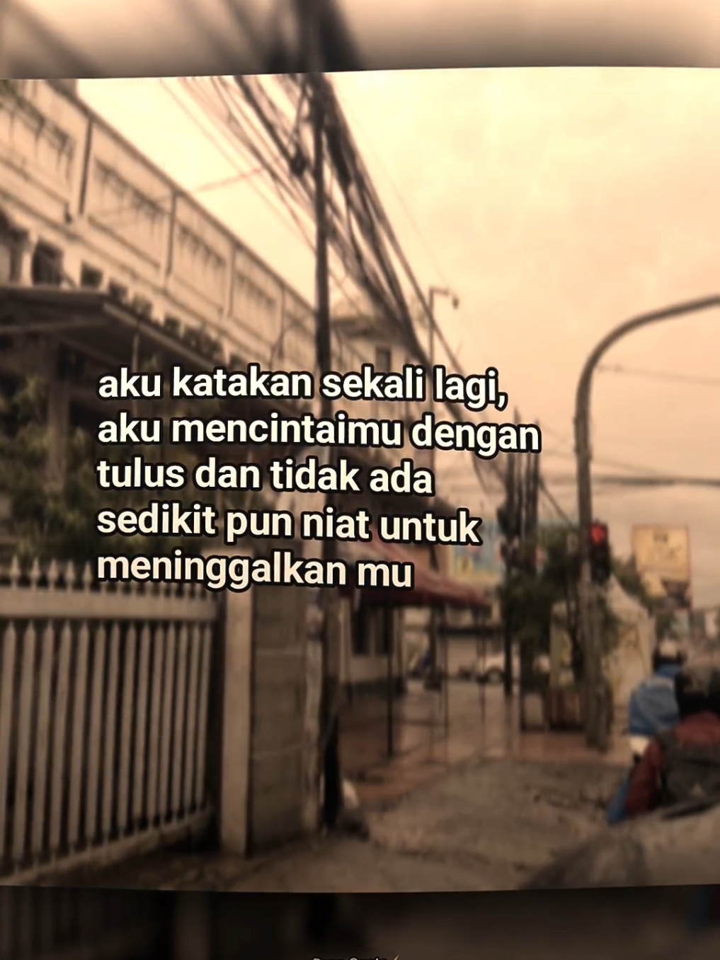 Onde-onde adalah makanan ringan yang populer di Indonesia, terbuat dari tepung ketan yang diisi dengan gula merah dan dibentuk menjadi bola-bola kecil. Berikut adalah resep sederhana untuk membuat onde-onde: Bahan-bahan: - 200 gram tepung ketan - 100 gram gula merah, dihaluskan - 1/4 sendok teh garam - 1/4 sendok teh vanila - 1 butir telur - Air secukupnya - Minyak goreng secukupnya - Wijen secukupnya (opsional) Cara membuat: 1. *Siapkan adonan*: Campurkan tepung ketan, garam, dan vanila dalam wadah. Aduk rata. 2. *Tambahkan telur*: Tambahkan telur ke dalam adonan dan aduk rata. 3. *Tambahkan air*: Tambahkan air secukupnya ke dalam adonan dan aduk hingga adonan menjadi elastis. 4. *Isi onde-onde*: Isi adonan dengan gula merah yang telah dihaluskan. 5. *Bentuk onde-onde*: Bentuk adonan menjadi bola-bola kecil. 6. *Baluri wijen (opsional)*: Baluri onde-onde dengan wijen jika diinginkan. 7. *Goreng onde-onde*: Goreng onde-onde dalam minyak panas hingga berwarna keemasan. 8. *Angkat dan tiriskan*: Angkat onde-onde dari minyak dan tiriskan. 9. *Sajikan*: Sajikan onde-onde hangat. Tips: - *Pastikan adonan elastis*: Pastikan adonan onde-onde elastis dan tidak terlalu keras atau terlalu lembek. - *Sesuaikan gula merah*: Sesuaikan jumlah gula merah dengan selera Anda. - *Sajikan dengan teh atau kopi*: Sajikan onde-onde dengan teh atau kopi untuk menambah kenikmatan. Onde-onde dapat disajikan dengan berbagai cara, seperti: - *Onde-onde biasa*: Sajikan onde-onde dengan wijen atau tanpa wijen. - *Onde-onde spesial*: Sajikan onde-onde dengan topping tambahan seperti keju atau cokelat. #dann_story09 #storywa #katakata #storytime #fyp #masukberanda #zyxcba #margaquote⚡ #creatorsearchinsights 