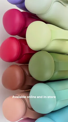 Because size matters—our 32oz exclusive colors are now available in 25oz size too 👀 🎀 Taffy 🍰 Shortcake 🍫 Cocoa 🌶️ Chili 🫐 Boysenberry 🍇 Grape juice 🩵 Gumball 🌿 Sage 🫒 Olive 🟢 Pistachio 🧁 Frosting Shop now online and in-store
