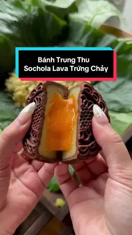 ❌Siêu phẩm bánh trung thu Lava tan chảy” bao trái tim giới trẻ “nghiện custard”   🥮Chất nhân sệt, dẻo quánh như lòng đào trứng, chỉ “chực” tuôn ra khi cắt bánh đã gây sóng gió trong giới ẩm thực. Vỏ bánh nướng mềm mại, thơm lừng, “ôm” lấy lớp nhân trứng muối béo ngậy, tan chảy một cách quyến rũ🤤🤤🤤 Ôlaaaa ngay để rinh về tay những mẻ bánh mới ra lò nhé các nàng😂#banhtrungthu2025 #bánhtrungthu #bánhtrungthulava #Sỉ_Banh_Trung_Thu #mooncake #thuỳdươngquàtặngdoanhnghiệp #banhtrungthutrungchay 