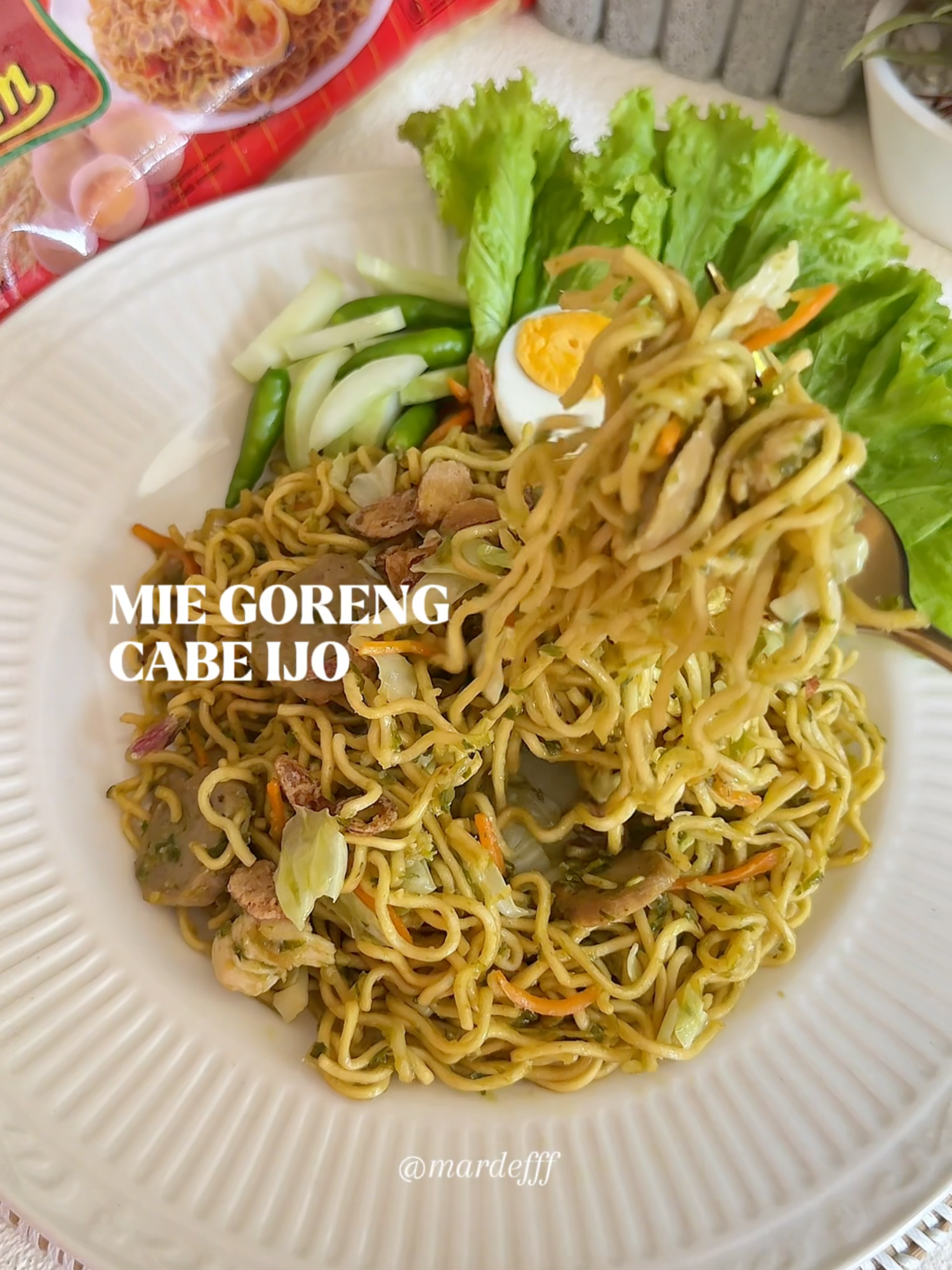 Bukk, Mi Goreng Cabe Ijo ternyata seenak itu lho! 🍜 Yuk cobain bikin sendiri di rumah pakai resep dari @mardefff, gampang banget Jangan lupa pakai Mi Telur Cap 3 Ayam yang bikin hasil masakan jadi #LebihNyerep karena #SpesialPakeTelur 😍