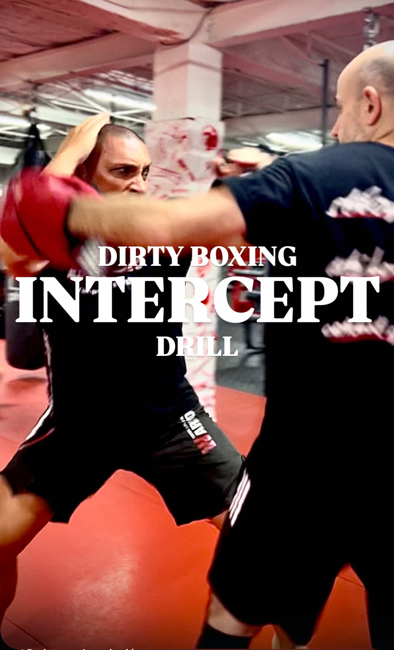 Clase DEFCON 💥 DIRTY BOXING – Intercept Drill (Clase Nivel Básico-Intermedio) 💥 En este fragmento de clase trabajamos cuatro aplicaciones del Dirty Boxing utilizando el concepto del Intercept Drill, una herramienta clave para entrenar la capacidad de frenar o anticipar el ataque del oponente con acción ofensiva. 👊 Como veréis, ejecuto las interceptaciones sobre el hombro de mi UKE por seguridad, aunque en una situación real las dirigiríamos al rostro o cuello. Entrenamos con intensidad, pero siempre con conciencia: training safe. 🔸 Nivel: Básico-Intermedio 🔸 Enfoque: Interceptar, golpear y continuar la acción 🔸 Sistema: DEFCON – Dirty Boxing aplicado al Street Fighting Buen trabajo y actitud por parte del UKE Jose Navarro 👊🔥 y enhorabuena a todos los alumnos por realizar muy bien esta serie de ejercicios, ya que no son fáciles 🫵🏼😉 www.defconsystem.es #DEFCONSystem #DirtyBoxing #InterceptDrill #StreetFighting #DefensaPersonal #EntrenamientoReal #TrainingSafe #CombatSkills
