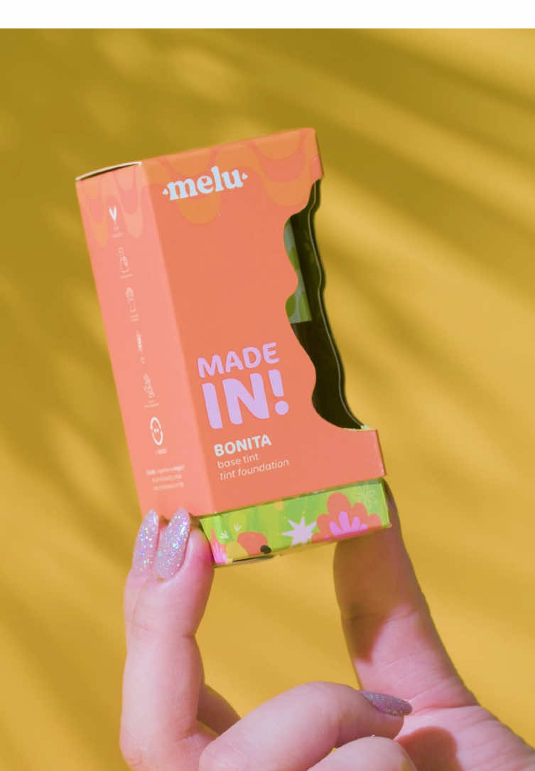 Sua nova base favorita chegou 🥰 Bonita é a base tint da linha Made In! Com 16 tons, fórmula hidratante, antioxidante e de acabamento natural 💚 Tudo o que amamos, não é? 