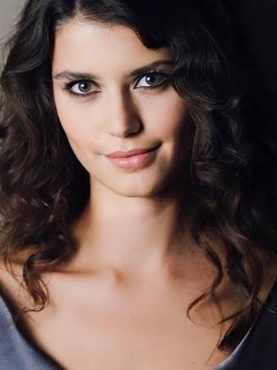 ‎“Zamansız bir kadının hikâyesi. ‎Takip et, geçmişi yeniden yaşa.” ‎ ‎ ‎#bihterziyagil #aşkımemnu #berensaat  ‎