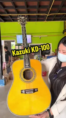 Kazuki Heritage Collection KD-100 กีตาร์โปร่ง All Solid ที่นำแรงบันดาลใจจากกีตาร์ระดับตำนานในยุคทองของดนตรี มาตีความใหม่ในแบบที่เข้าถึงได้ง่ายขึ้น — ทั้งรูปลักษณ์ เสียง และรายละเอียดที่ใส่ใจในทุกมิติ - ดีไซน์ Art Nouveau หรูหรา เหมือนหลุดมาจากหอศิลป์ - อินเลย์หอย Abalone และ Pearl แท้ ถูกฝังด้วยมืออย่างประณีตบนฟิงเกอร์บอร์ด Ebony และด้านหลัง Rosewood ทั้งแผ่น — ไม่ใช่แค่เล่นเพราะ แต่สวยงามระดับสะสม - ไม้หน้า Solid European Spruce – เสียงเปิดไว ตอบสนองเร็ว เสียงที่ออกมาคมชัด ติดนิ้ว และแผ่ออกอย่างกว้าง เหมาะทั้งเล่น Strumming และ Fingerstyle ยิ่งเล่น ยิ่งเปิดเสียง ยิ่งไพเราะ + ด้านข้างและหลัง Solid Indian Rosewood – เสียงลึก หนา หน่วง ให้โทนเสียงที่ลึก มีน้ำหนัก เสริมความบาลานซ์ของโน้ต เสียงเบสแน่น เสียงแหลมไม่บาดหู เล่นคอร์ดก็อิ่ม เล่นเมโลดี้ก็หวาน - Saddle กระดูกบางแบบ Vintage – เสียง Twang แบบวินเทจ เลือกใช้ Saddle ที่บางกว่าแบบทั่วไป เพื่อให้ได้ฟีลเสียง Twang แบบเก่า ๆ ที่หลายคนคิดถึง — ทั้งกังวาน ทั้งเก๋า - Rosette และ Binding เดินลาย Abalone รอบตัว ความละเอียดของงานตกแต่งที่ไม่แพ้กีตาร์ระดับ Hi-End — เล่นแล้วไม่ใช่แค่เสียงดี แต่ดูดีตั้งแต่แรกเห็น - ลูกบิดทอง Open Gear + Diamond Volute ฟีลลิ่งวินเทจแบบคลาสสิก แต่จูนแม่น ทนทาน พร้อมเสริมแรงคอด้วย Volute ด้านหลัง เพิ่ม Sustain ให้เสียงยาวขึ้นอีกขั้น - Nut & Saddle จากกระดูกแท้ เสียง Vibrate ได้อย่างเป็นธรรมชาติ ให้รายละเอียดที่ดีทุกโน้ต — แตกต่างจากพลาสติกชัดเจน แถมฟรี! Hardcase บุกำมะหยี่สุดหรูในเซ็ต ปกป้องกีตาร์ของคุณอย่างมีระดับ ตั้งแต่วันแรกที่คุณได้รับ #Kaz#Kazukiz#KazukiGuitarz#KazukiHeritage1#KD100zukiKD100 #musiclandscapes #musicentrance #allsolidguitar 