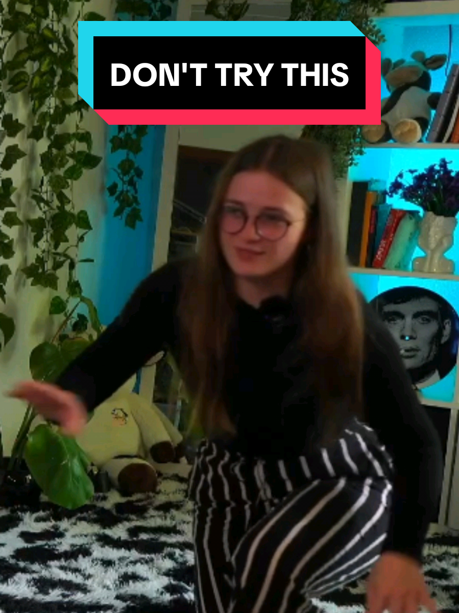 qoqsik tried to do the splits after a long time, with less than stellar results 😂 #qoqsik #qoqsik1 @qoqsik #splits #fail #rusty #twitch #streaming 